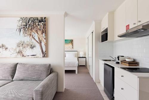 Køkken eller tekøkken på King Bed with Sofa Bed Studio at Manly - 3min walk to Corso & Manly Beach