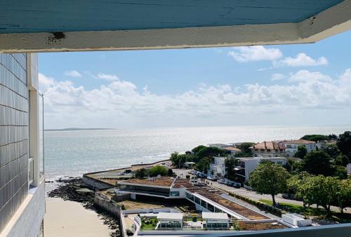 ein Blick auf das Meer von einem Gebäude aus in der Unterkunft Chambre & terrasse face océan in Royan