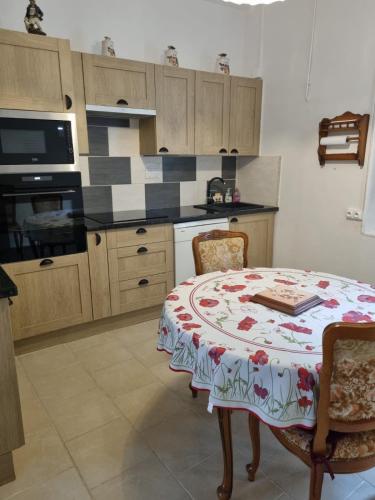 Η κουζίνα ή μικρή κουζίνα στο Dominique