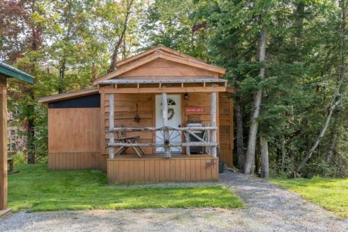 Aed väljaspool majutusasutust Romantic Cabin Rental Overlooking Otter Creek in the Adirondacks of Upstate New York