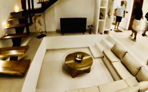 un salon avec un canapé et une table dans l'établissement Villa JAYA Nyanyi, à Munggu