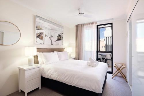 Ένα ή περισσότερα κρεβάτια σε δωμάτιο στο Queen Bed with Balcony at Manly - 3min walk to Corso & Manly Beach