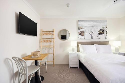 Ένα ή περισσότερα κρεβάτια σε δωμάτιο στο Queen Bed with Balcony at Manly - 3min walk to Corso & Manly Beach