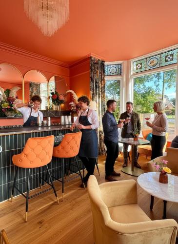 Eine Gruppe von Menschen steht an einer Bar in der Unterkunft The Emsworth Hotel in Emsworth