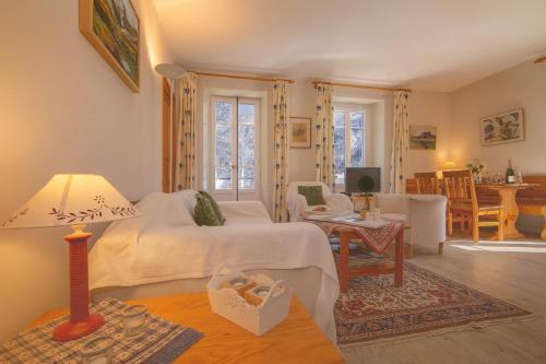 een slaapkamer met een bed en een woonkamer bij Résidence Bel'Alp 16 - Happy Rentals in Chamonix-Mont-Blanc