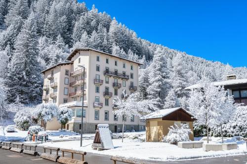 un hotel en las montañas con árboles nevados en Résidence Bel'Alp 16 - Happy Rentals, en Chamonix-Mont-Blanc