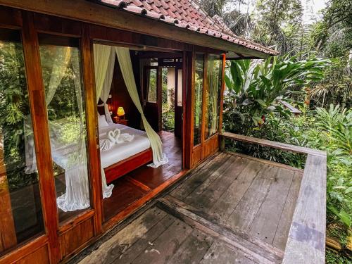 Zahrada ubytování The Karu Cabins by AGATA