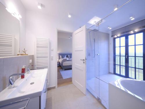 Voodi või voodid majutusasutuse Reetland am Meer - LuxusPlus Reetdachvilla mit 4 Schlafzimmern, Sauna und Kamin G15 toas