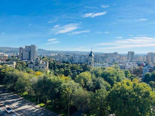 een uitzicht op een stad met bomen en gebouwen bij Oty Residence Iasi in Iaşi