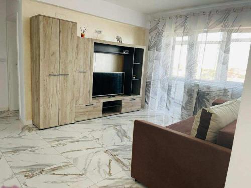 een woonkamer met televisie en een grote marmeren vloer bij Oty Residence Iasi in Iaşi