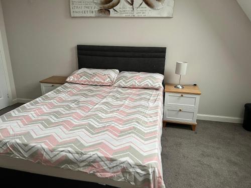 En eller flere senge i et værelse på Beautiful 4-bedroom house