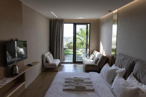 TV a/nebo společenská místnost v ubytování Cape of Rodon Resort, Green Village