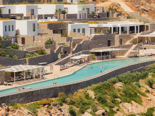 Una vista aérea de un complejo turístico con piscina. en Cali Mykonos, en Kalafatis