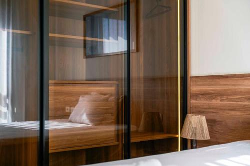 1 dormitorio con 1 cama con pared de cristal en Makadi Heights Elite Worldwide Residences - Hurghada, Egypt, en Hurghada