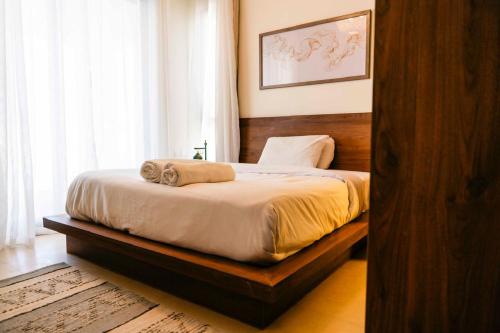 Un dormitorio con una cama con dos toallas encima. en Makadi Heights Elite Worldwide Residences - Hurghada, Egypt, en Hurghada