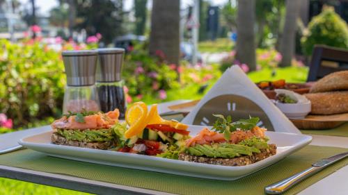 丹吉尔MIRANDA HOTEL - Tanger的盘子上摆着餐桌的食物