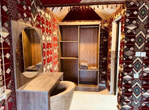 Un baño con lavabo de madera y espejo. en Desert calm, en Wadi Rum