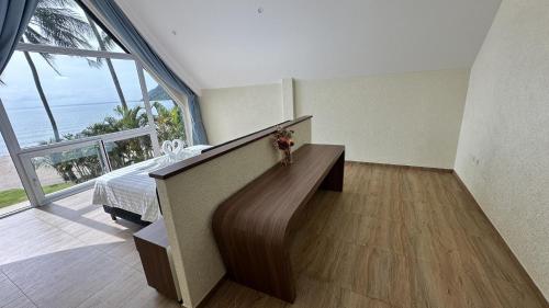 ein Zimmer mit Treppe, einem Bett und einem großen Fenster in der Unterkunft Villa Bella Serene 5E in Ban Khlong Son