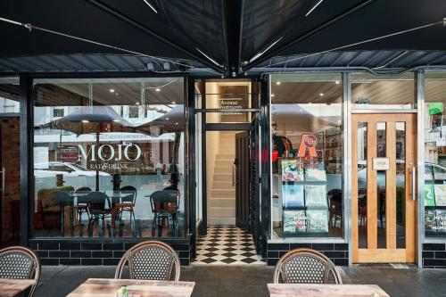 a restaurant with tables and chairs in front of a store at The Avenue in Launceston