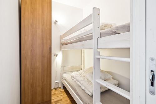 ein Schlafzimmer mit Etagenbetten in einem kleinen Zimmer in der Unterkunft Apartment in beautiful Korshamn by the sea in Korshamn