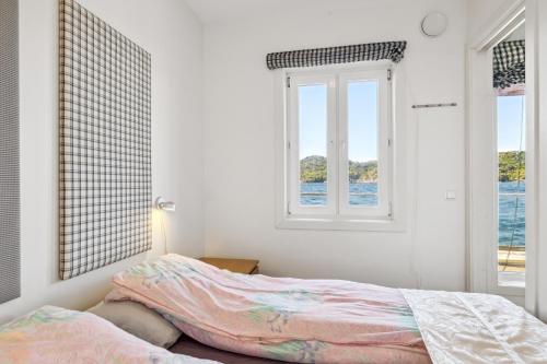 een slaapkamer met een bed en een raam bij Apartment in beautiful Korshamn by the sea in Korshamn