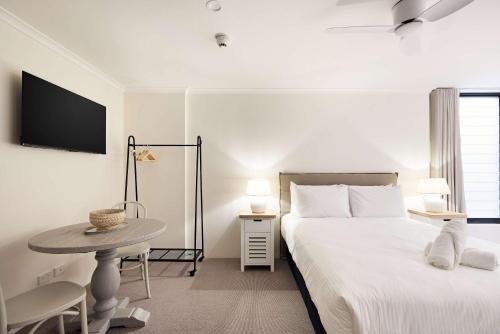 Ένα ή περισσότερα κρεβάτια σε δωμάτιο στο Queen Bed Studios with Sofa at Manly - 3min walk to Corso & Manly Beach