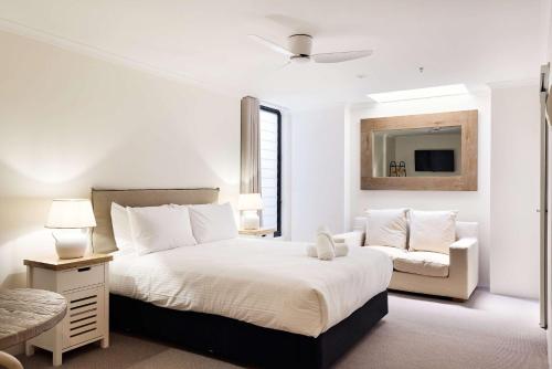 Ένα ή περισσότερα κρεβάτια σε δωμάτιο στο Queen Bed Studios with Sofa at Manly - 3min walk to Corso & Manly Beach
