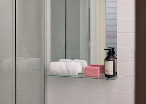 Et badeværelse på Queen Bed Studios with Sofa at Manly - 3min walk to Corso & Manly Beach