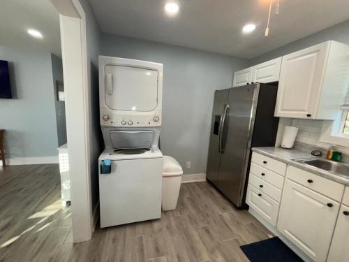 Η κουζίνα ή μικρή κουζίνα στο Grouper- NEW Remodel Entire Unit Kit Washer Dryer Upstairs 3Mi to Beach