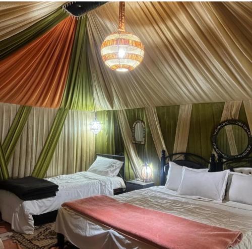 Ένα ή περισσότερα κρεβάτια σε δωμάτιο στο Restaurant Food and Guide