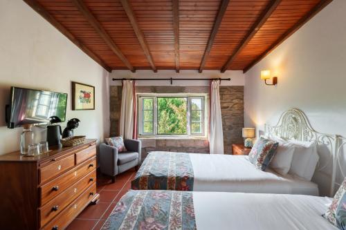 a bedroom with two beds and a window at Casa de Sao Miguel Douro in Armamar
