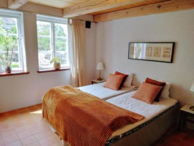 Ένα ή περισσότερα κρεβάτια σε δωμάτιο στο Munkamöllan B&B Skåne Tranås