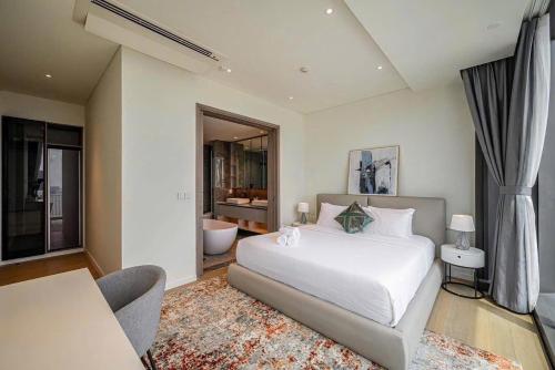 ein Schlafzimmer mit einem weißen Bett und ein Badezimmer in der Unterkunft Thủy Tiên-Thạch Thảo in Da Lat