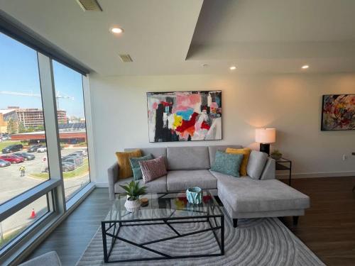 ein Wohnzimmer mit einer Couch und einem Glastisch in der Unterkunft Bright 1 BR with Lots of Sunlight & 6 Appliances in Halifax