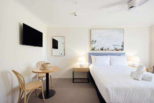 Ένα ή περισσότερα κρεβάτια σε δωμάτιο στο Queen Studios with Sofa Bed at Manly - 3min walk to Corso & Manly Beach