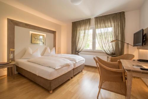Tempat tidur dalam kamar di Hotel im Auerbachtal