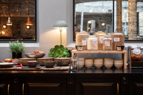 Home Hotel Grand Bodø في بودو: طاولة عليها أطباق وأصناف غذائية أخرى