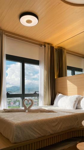 Postel nebo postele na pokoji v ubytování Cozy Nook at JTower Residences