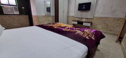 Un televizor și/sau centru de divertisment la Hotel Shree ji