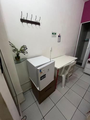 ein Krankenzimmer mit Schreibtisch und Tisch in der Unterkunft Pousada Executiva in Teresina