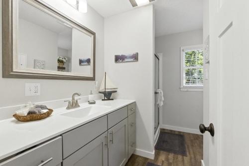 Ένα μπάνιο στο The Holiday House w Dock