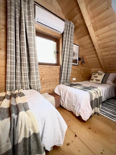 Ένα ή περισσότερα κρεβάτια σε δωμάτιο στο Domek przy wyciągu, Tylicz