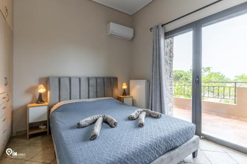 ein Schlafzimmer mit einem Bett mit zwei Kissen darauf in der Unterkunft The Seagull - Quiet Retreat With Panoramic View in Nea Makri