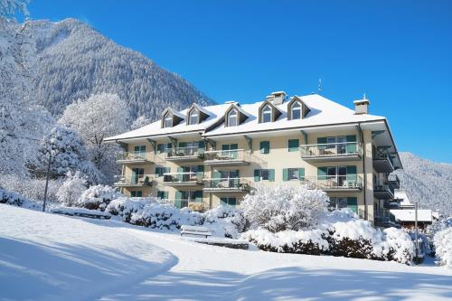 un gran edificio en la nieve con árboles nevados en Résidence Jardins d'Androsace 17 - Happy Rentals, en Chamonix-Mont-Blanc