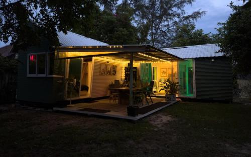 Three Palms - Beach Front Tiny House By Sp Villa