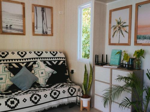 Postel nebo postele na pokoji v ubytování Three Palms - Beach Front Tiny House By Sp Villa