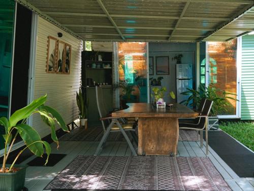 Fotografie z fotogalerie ubytování Three Palms - Beach Front Tiny House By Sp Villa v destinaci Nathon Bay