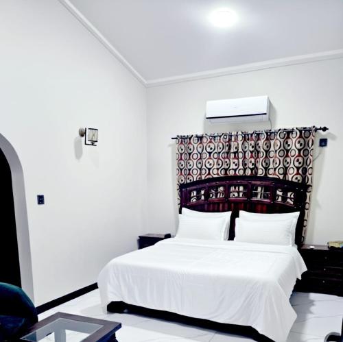 Ένα ή περισσότερα κρεβάτια σε δωμάτιο στο Virano Executive Guest House