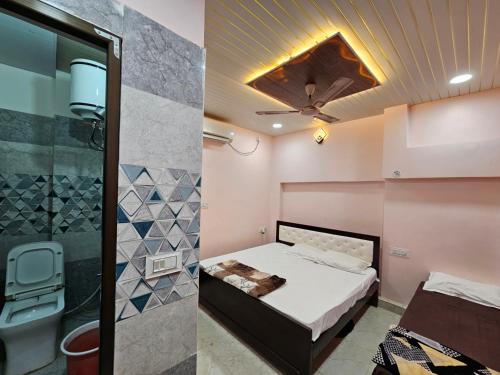 un dormitorio con una cama y una ducha en Shri Mahaveer Residency, en Ayodhya