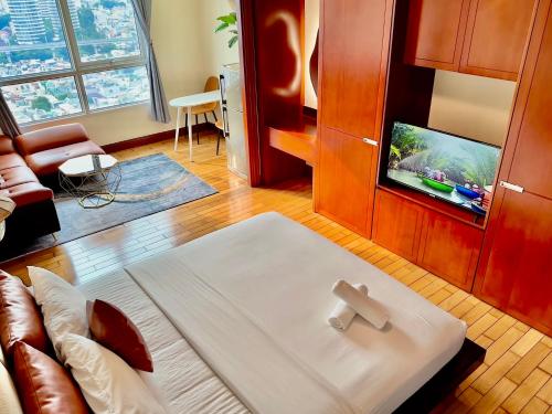 a living room with a couch and a tv at Diny ApartHotel - Rooftop Pool - The Manor 2 in Ho Chi Minh City